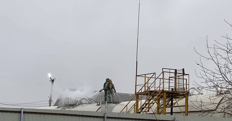 Под Винницей произошла утечка аммиака на завода: спасатели пытаются осадить ядовитое облако