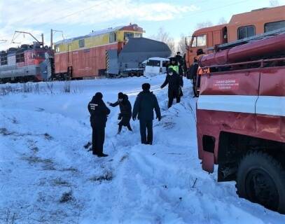 В Алтайском крае три школьника погибли в автомобиле, столкнувшемся со снегоуборочным поездом