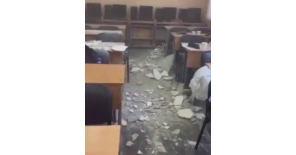 В одесской школе во время урока обрушился потолок (видео)
