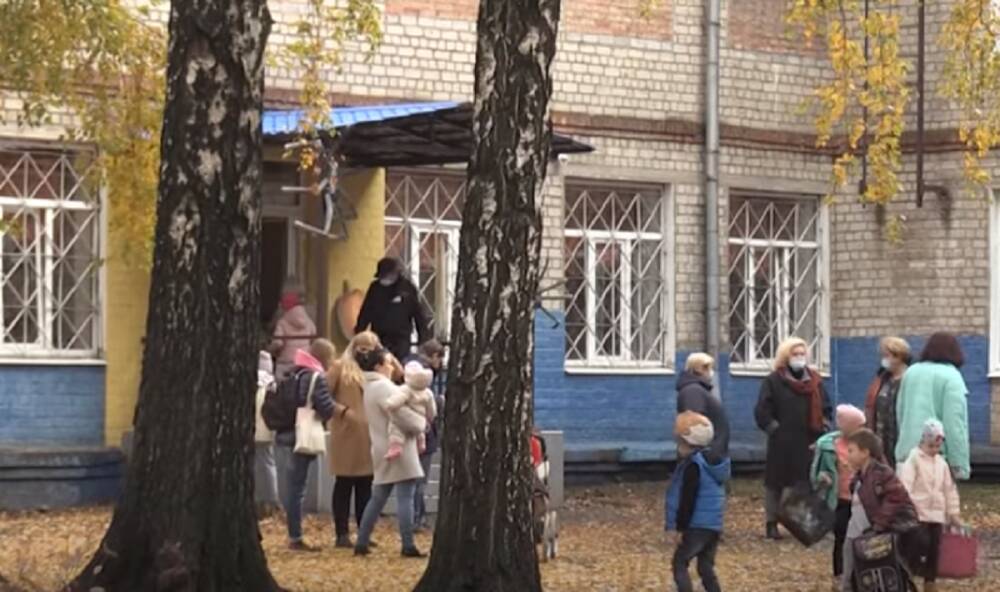 Несчастье произошло возле школы в Харькове, фото: слетелись медики