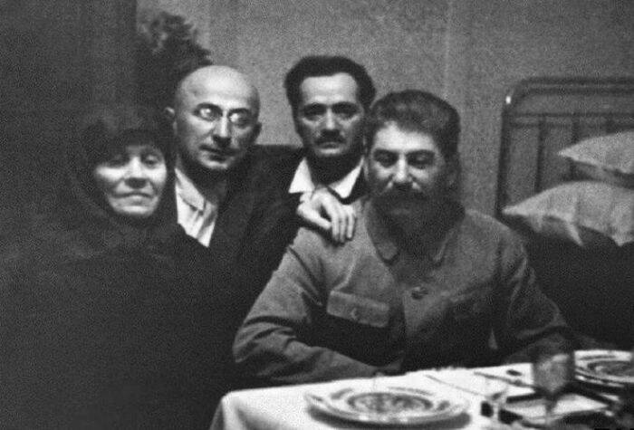 «Непристойное предложение матери Сталина»: почему жена Берии отказывалась навещать Екатерину Джугашвили - Русская семерка