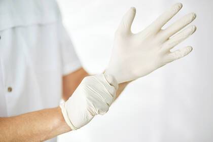 Акции производителя перчаток резко подорожали из-за нового штамма коронавируса