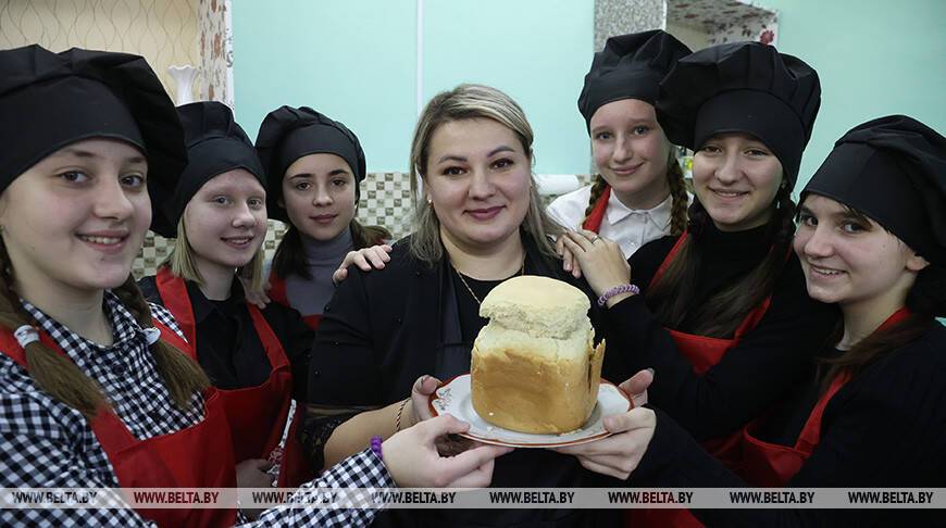 РЕПОРТАЖ о том, как в славгородской школе дети учатся печь домашний хлеб