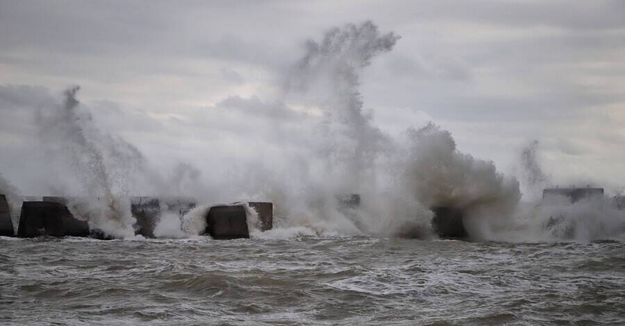 Синоптики предупредили о ветре и опасном шторме в Азовском море. Бердянск и Мариуполь - под ударом стихии