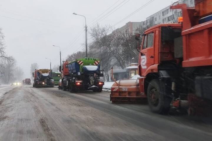 30 единиц спецтехники очищают улицы Пскова от снега
