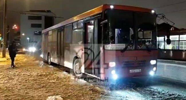 Не хотел платить: в Казани пассажир автобуса ударил водителя обломком стекла