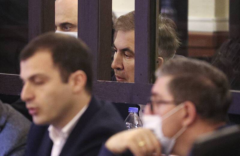 Саакашвили увезли из здания суда на реанимобиле