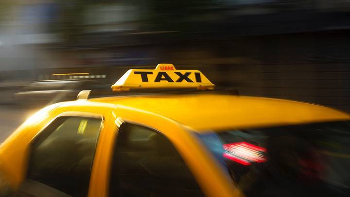 Бизнесмена оштрафовали на 100 тысяч рублей из-за таксиста, разъезжавшего с ребенком на руках