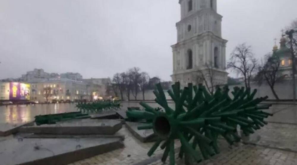 На Софийской площади начали устанавливать главную елку страны