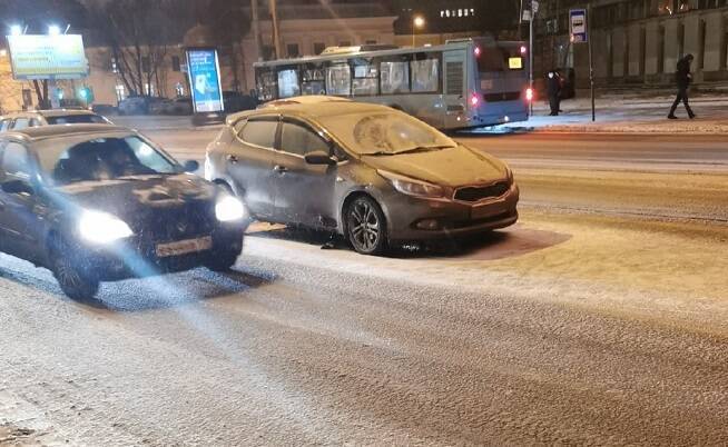 Видео: неизвестный забыл свою машину на проезжей части почти в центре Петербурга