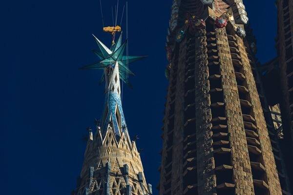 На башне Саграда Фамилия в Барселоне установили звезду