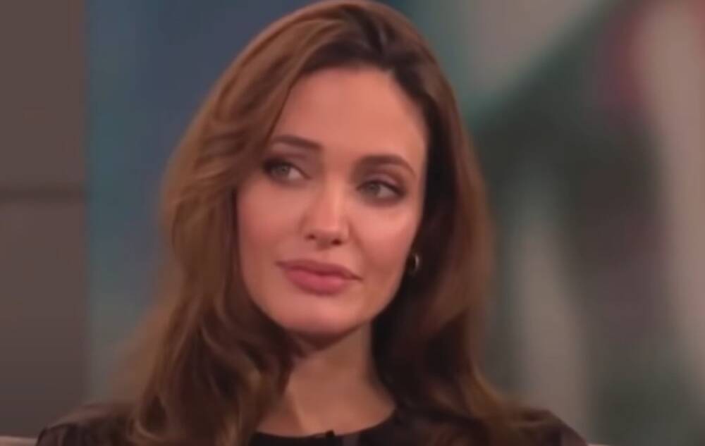 Анджелина Джоли засветилась в кофточке со стразами на самых интересных местах: "Неужели и такое было"