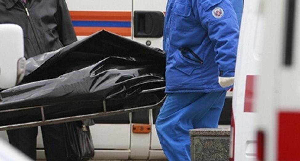 В Димитровграде в подъезде дома нашли труп