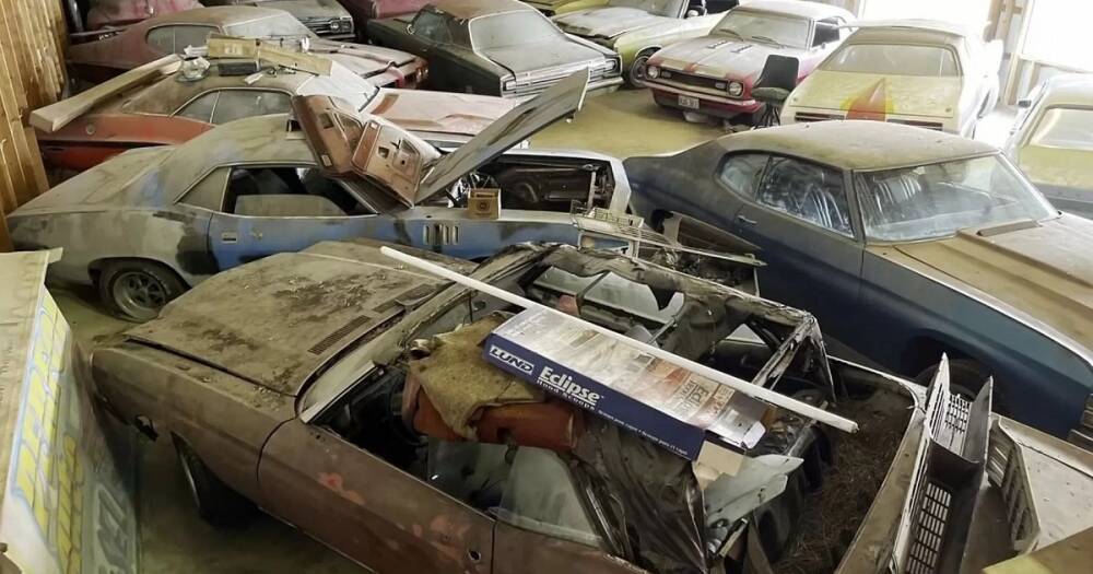 Свыше десятка редких ретро-авто нашли в заброшенном сарае (видео)