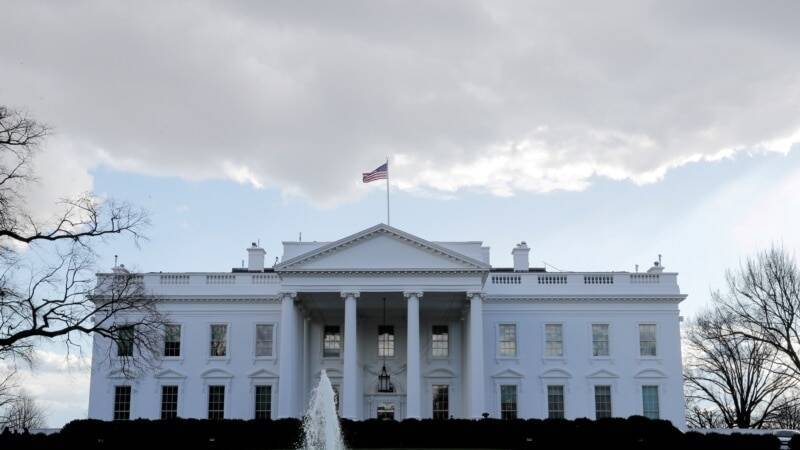 Белый дом: федеральные ведомства могут пока не наказывать невакцинировавшихся сотрудников