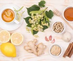 Мазь, чай, смузи: 5 домашних рецептов, которые облегчат состояние при ОРВИ