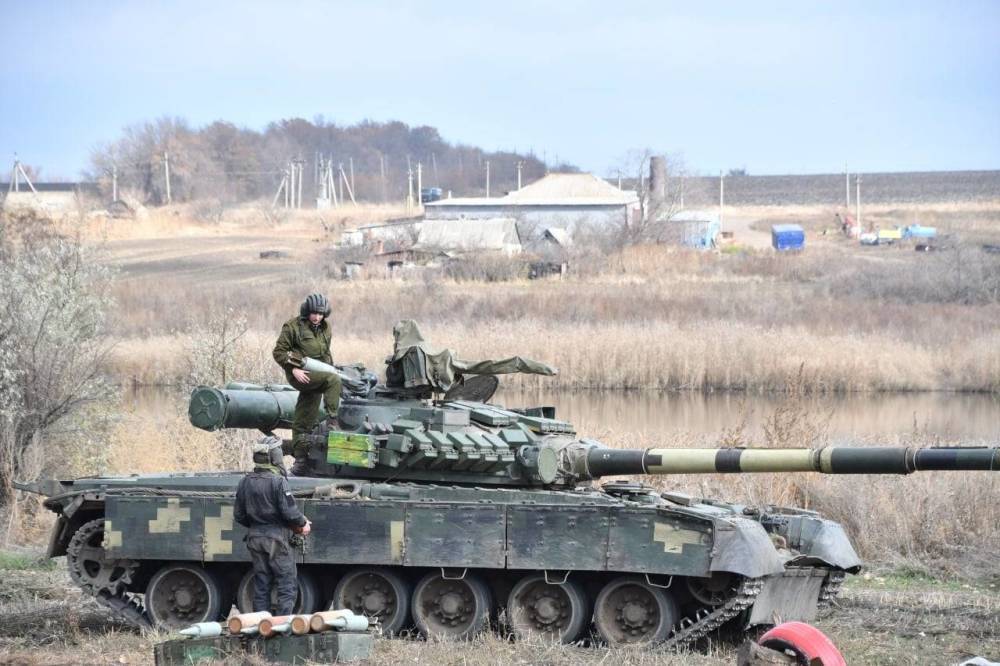 На фоне переброски танков и САУ на Донбасс генерал ВСУ заявил о «готовности Украины к военной эскалации»