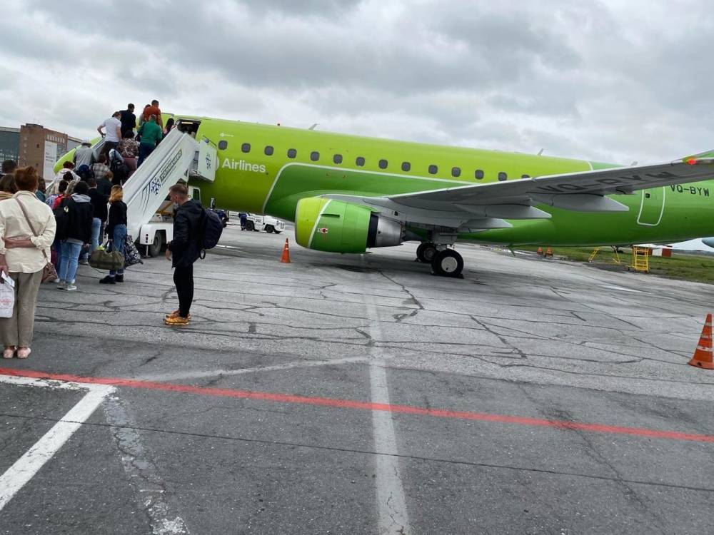 Самолёт совершил экстренную посадку в Толмачёво из-за пассажира с инфарктом