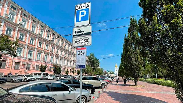 В Киеве уже можно «арендовать» публичные паркоместа
