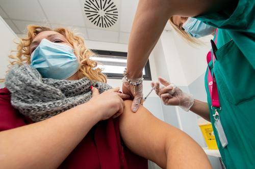 Мясников заявил, что сделанная осенью прививка против коронавируса повлияет на число заболевших в феврале-марте