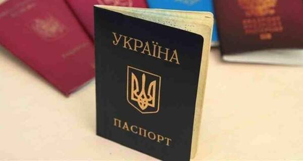 С "бумажным" паспортом теперь тоже можно получить COVID-сертификат в приложении "Дія"