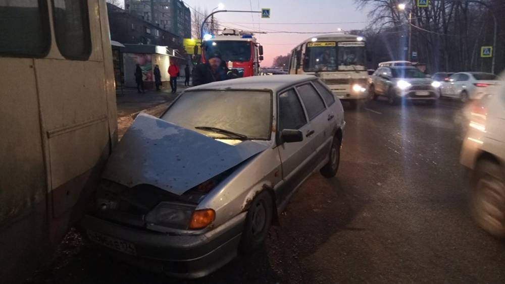 В Челябинске автомобилист, не сменивший резину на зимнюю, сбил водителя троллейбуса