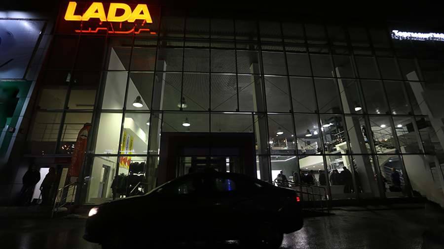 Российские продажи Lada в октябре упали на треть