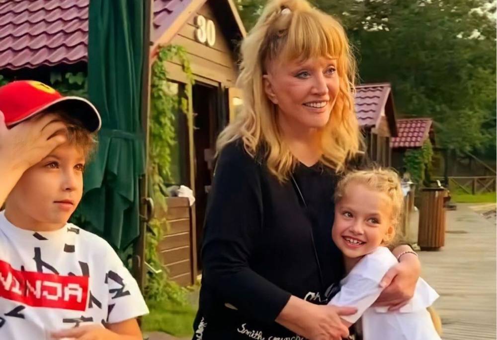 Малолетняя дочь Пугачевой и Галкина в свадебном наряде взбесила публику: "Состарили до неузнаваемости"