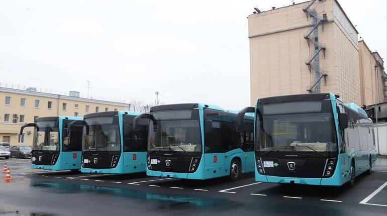 Пять из двадцати новых автобусов на природном газе прибыли в Петербург