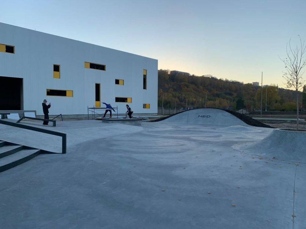 Площадь скейт-парка на Гребном канале составила 850 квадратных метров