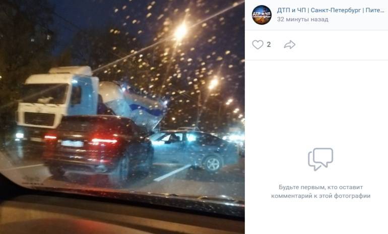 Porsche, выехав на встречку, столкнулась с легковушкой на Красносельском шоссе