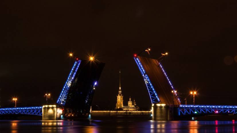Дворцовый мост украсит праздничная подсветка в честь Дня народного единства