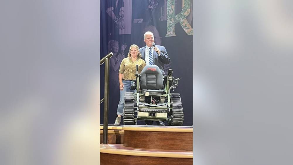 Ветеран из США получила инвалидную коляску-вездеход - Русская семерка