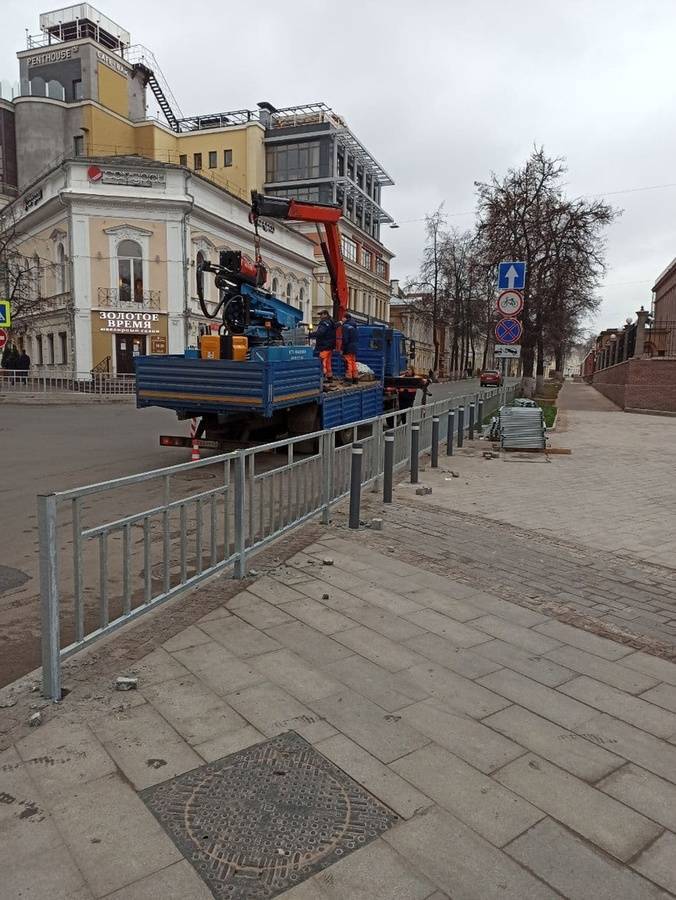 Забор на месте бывшего пешеходного перехода появился в центре Нижнего Новгорода