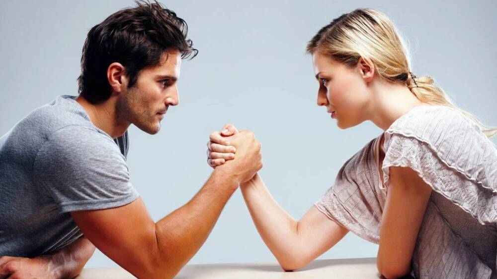 Почему женщины желают быть с сильными, но выбирают слабых мужчин