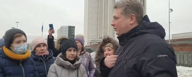 Противники введения режима QR-кодов собрались у Заксобрания Екатеринбурга
