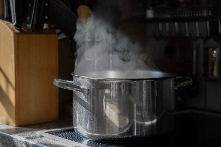 Как избавиться от неприятного запаха на кухне: что нужно налить в кастрюлю