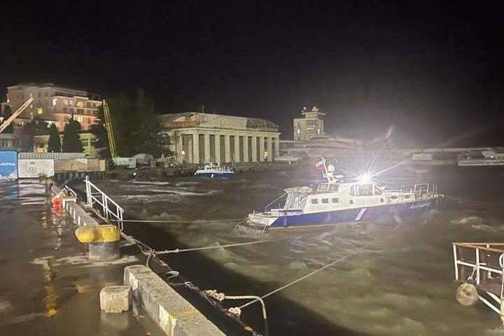 Шесть судов в Ялте повреждены после урагана, одно затонуло