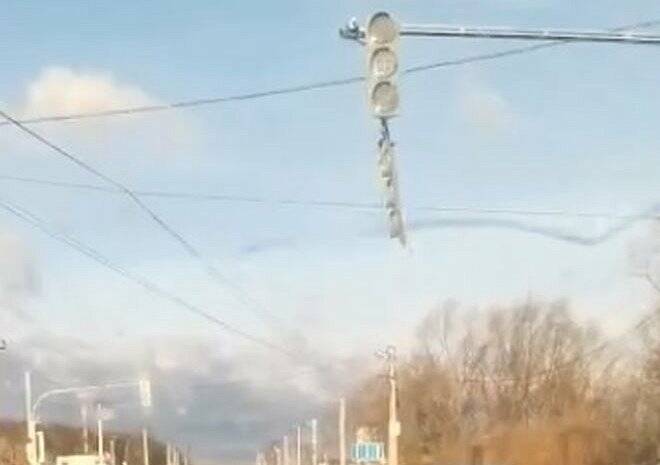 Из-за сильного ветра светофор в Рыбном отвалился и повис на проводе