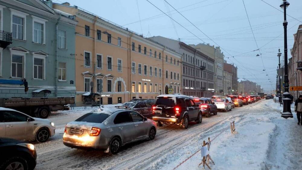 Движение на дорогах Петербурга парализовано из-за сильного снегопада 30 ноября
