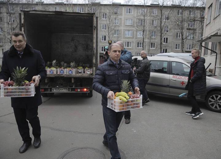 Михаил Романов передал 500 кг фруктовых наборов сотрудникам станций скорой помощи Невского района Санкт-Петербурга