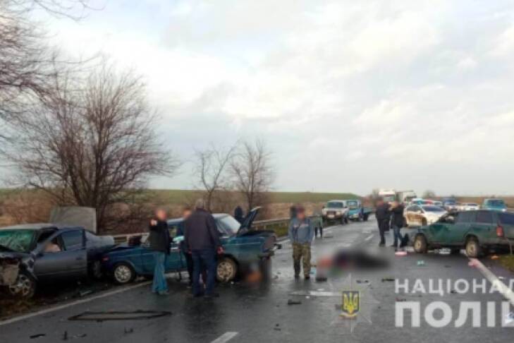 На Одесчине столкнулись три автомобиля: один погибший, шесть пострадавших