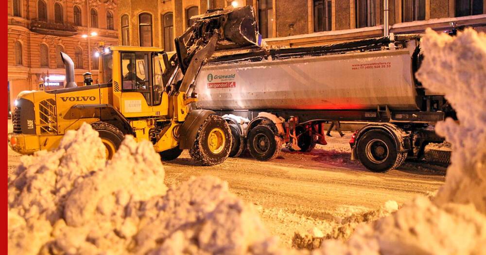 Последствия сильнейшего снегопада устраняют в Санкт-Петербурге
