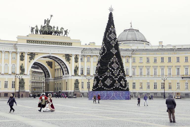 Смольный запретил новогодние мероприятия на Дворцовой площади