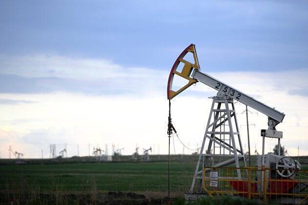 Нефть дешевеет более чем на 3,5% на "двойном риске" - со стороны спроса и предложения