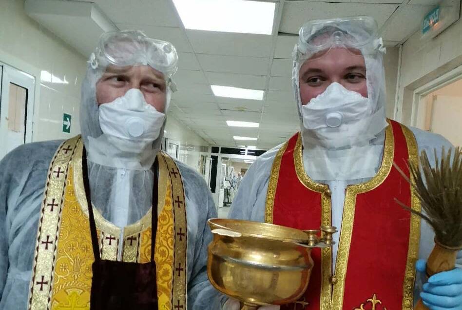 Рязанские священники провели молебен в «красной зоне» больницы №11 перед волной омикрон-штамма