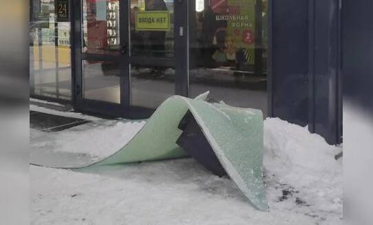 Нечищеный от снега стеклянный козырек ТЦ в Кировске едва не обрушился на посетителей