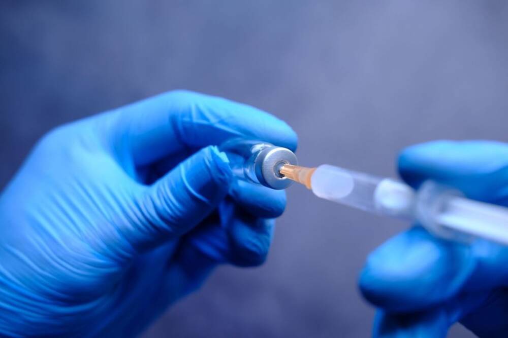 На петербургский склад поступило почти 80 тысяч доз вакцины «ЭпиВакКорона» от COVID-19