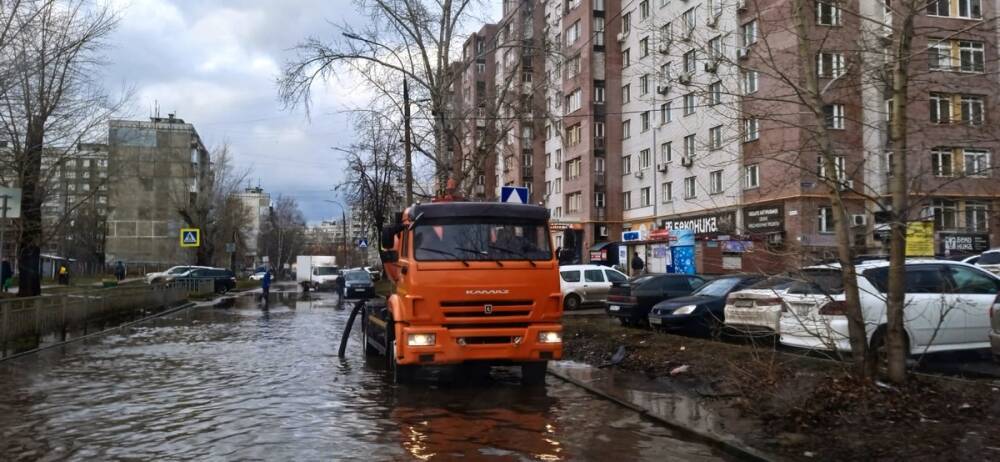 Воду откачивают с улиц Нижнего Новгорода перед резким похолоданием