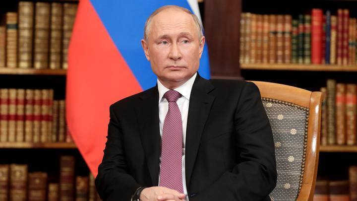 Путин обвинил США в уходе России от доллара